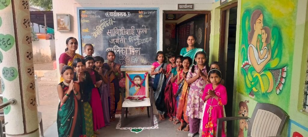 जिल्हा परिषद प्राथमिक शाळा खडकी (पिंपळगाव) येथे सावित्रीच्या लेकींचे सावित्रीबाईंना विनम्र अभिवादन!! img 20260103 wa0142