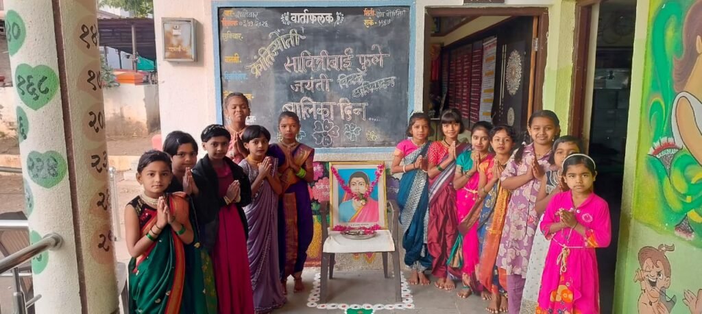 जिल्हा परिषद प्राथमिक शाळा खडकी (पिंपळगाव) येथे सावित्रीच्या लेकींचे सावित्रीबाईंना विनम्र अभिवादन!! img 20260103 wa0143