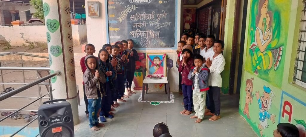 जिल्हा परिषद प्राथमिक शाळा खडकी (पिंपळगाव) येथे सावित्रीच्या लेकींचे सावित्रीबाईंना विनम्र अभिवादन!! img 20260103 wa0171