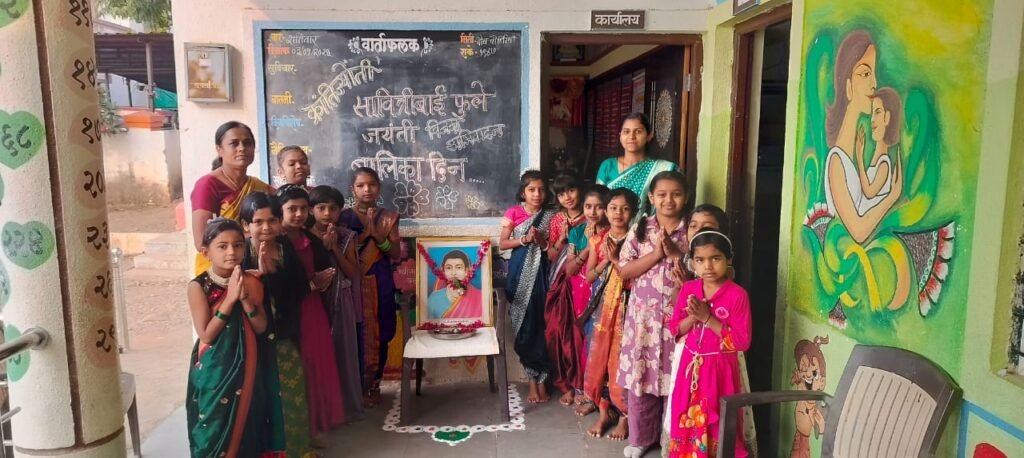 जिल्हा परिषद प्राथमिक शाळा खडकी (पिंपळगाव) येथे सावित्रीच्या लेकींचे सावित्रीबाईंना विनम्र अभिवादन!! img 20260103 wa0172