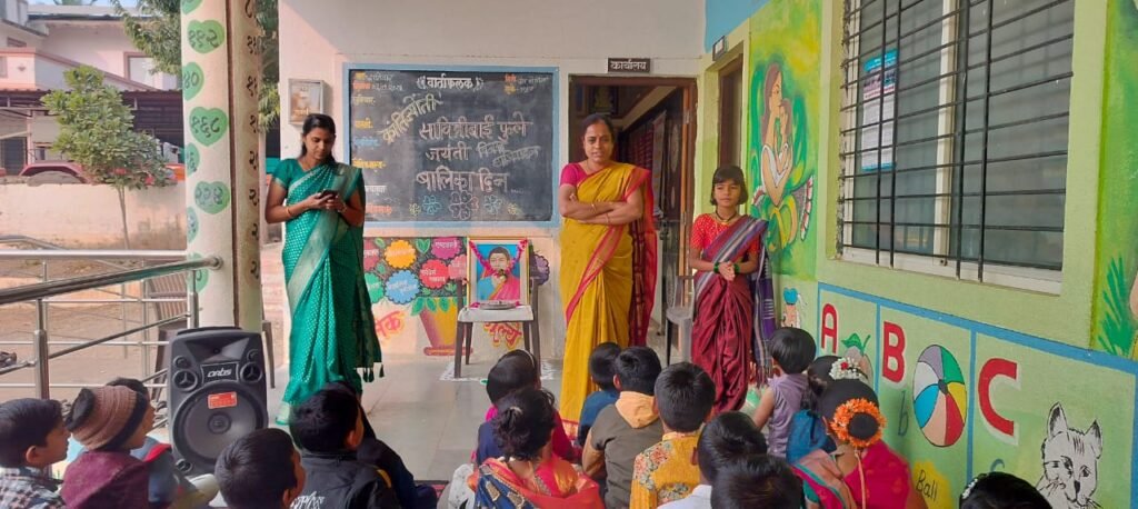 जिल्हा परिषद प्राथमिक शाळा खडकी (पिंपळगाव) येथे सावित्रीच्या लेकींचे सावित्रीबाईंना विनम्र अभिवादन!! img 20260103 wa0174