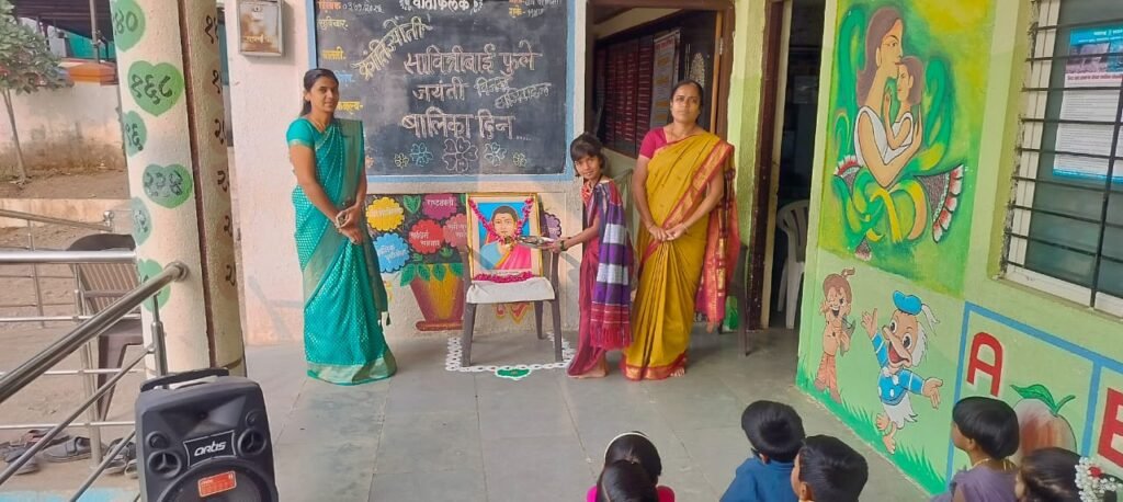 जिल्हा परिषद प्राथमिक शाळा खडकी (पिंपळगाव) येथे सावित्रीच्या लेकींचे सावित्रीबाईंना विनम्र अभिवादन!! img 20260103 wa0181