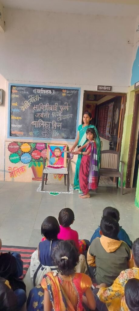 जिल्हा परिषद प्राथमिक शाळा खडकी (पिंपळगाव) येथे सावित्रीच्या लेकींचे सावित्रीबाईंना विनम्र अभिवादन!! img 20260103 wa0183