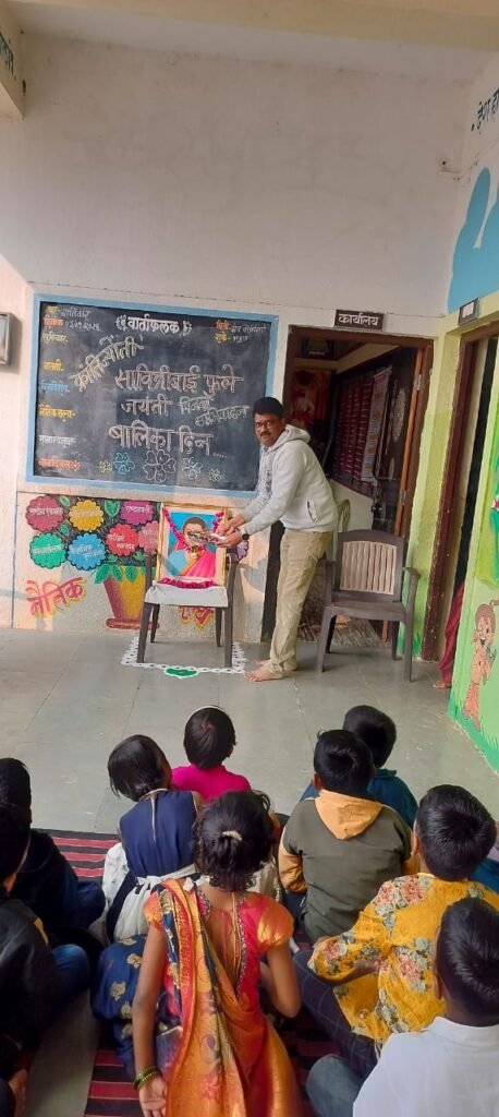 जिल्हा परिषद प्राथमिक शाळा खडकी (पिंपळगाव) येथे सावित्रीच्या लेकींचे सावित्रीबाईंना विनम्र अभिवादन!! img 20260103 wa0184