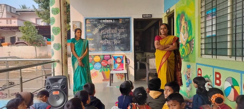 जिल्हा परिषद प्राथमिक शाळा खडकी (पिंपळगाव) येथे सावित्रीच्या लेकींचे सावित्रीबाईंना विनम्र अभिवादन!! img 20260103 wa0216