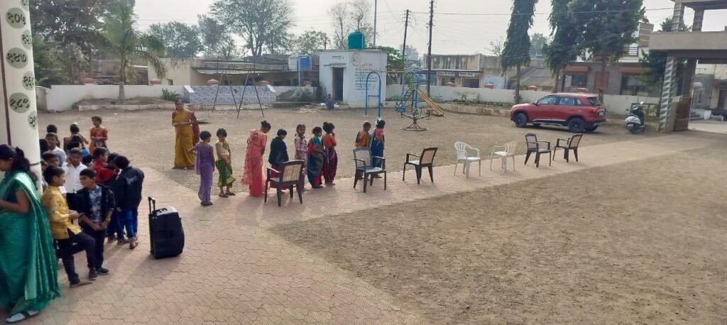 जिल्हा परिषद प्राथमिक शाळा खडकी (पिंपळगाव) येथे सावित्रीच्या लेकींचे सावित्रीबाईंना विनम्र अभिवादन!! img 20260103 wa0440