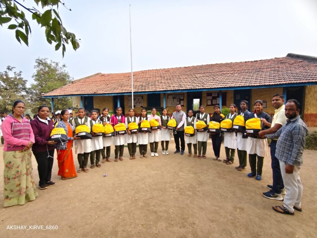 न्यू इंग्लिश स्कूल लाखणगावच्या विद्यार्थिनींना मोफत शैक्षणिक साहित्य वाटप !! img 20260105 wa0433