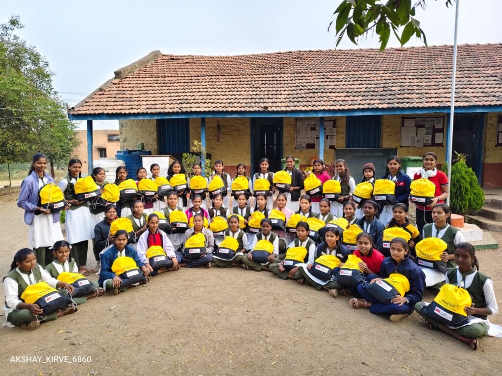 न्यू इंग्लिश स्कूल लाखणगावच्या विद्यार्थिनींना मोफत शैक्षणिक साहित्य वाटप !! img 20260105 wa0434