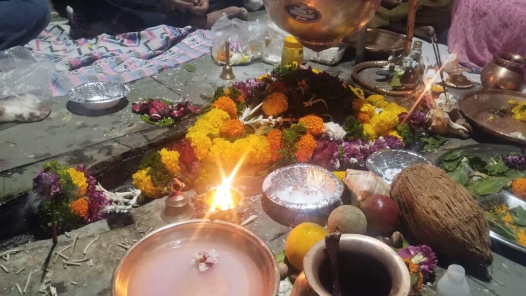 धामणी (लोणी ) येथील महादेव मंदिरात रुद्राभिषेक !! img 20260215 wa0595