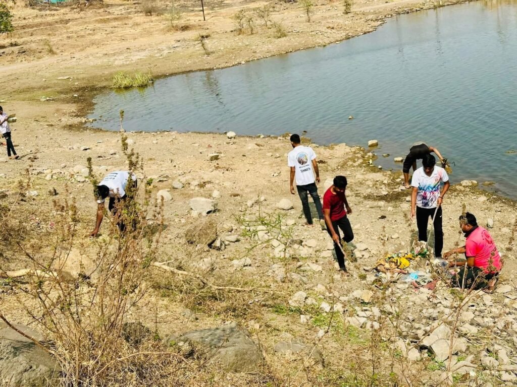 शिरदाळे (ता.आंबेगाव ) येथील तरुणांचा अभिनव उपक्रम;महाशिवरात्री निमित्ताने गावात राबवले ग्राम स्वच्छता अभियान!! img 20260216 wa0784