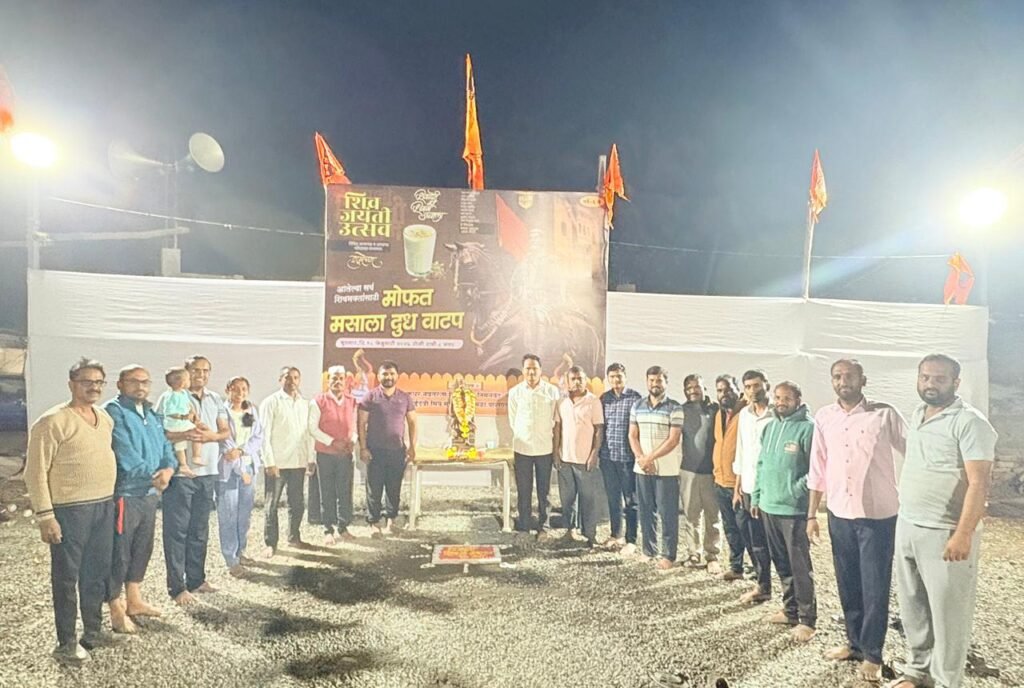 पारगाव (शिंगवे) येथील मा. ग्रामपंचायत सदस्य प्रकाश ढोबळे यांच्या वतीने शिवभक्तांसाठी १२ कॅन भरून मसाला दुधाचे वाटप !! img 20260219 wa0591