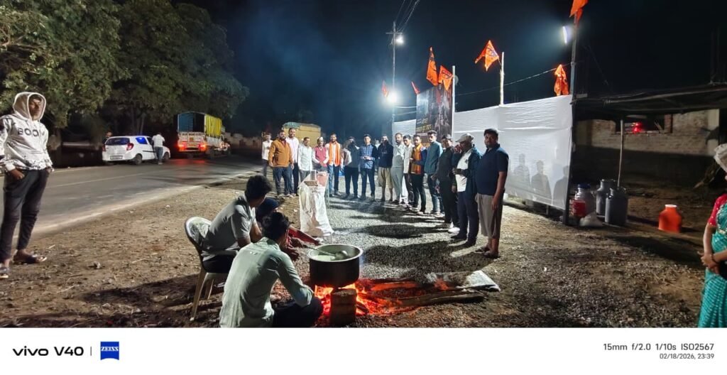 पारगाव (शिंगवे) येथील मा. ग्रामपंचायत सदस्य प्रकाश ढोबळे यांच्या वतीने शिवभक्तांसाठी १२ कॅन भरून मसाला दुधाचे वाटप !! img 20260219 wa0593