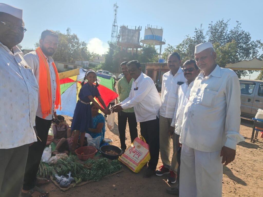 जिल्हा परिषद प्राथमिक शाळा पारगाव (शिंगवे) येथील चिमुकल्या शालेय विद्यार्थ्यांनी बाजाराच्या माध्यमातून घेतले व्यवहार ज्ञानाचे धडे !! motion photo 3680998454453754794