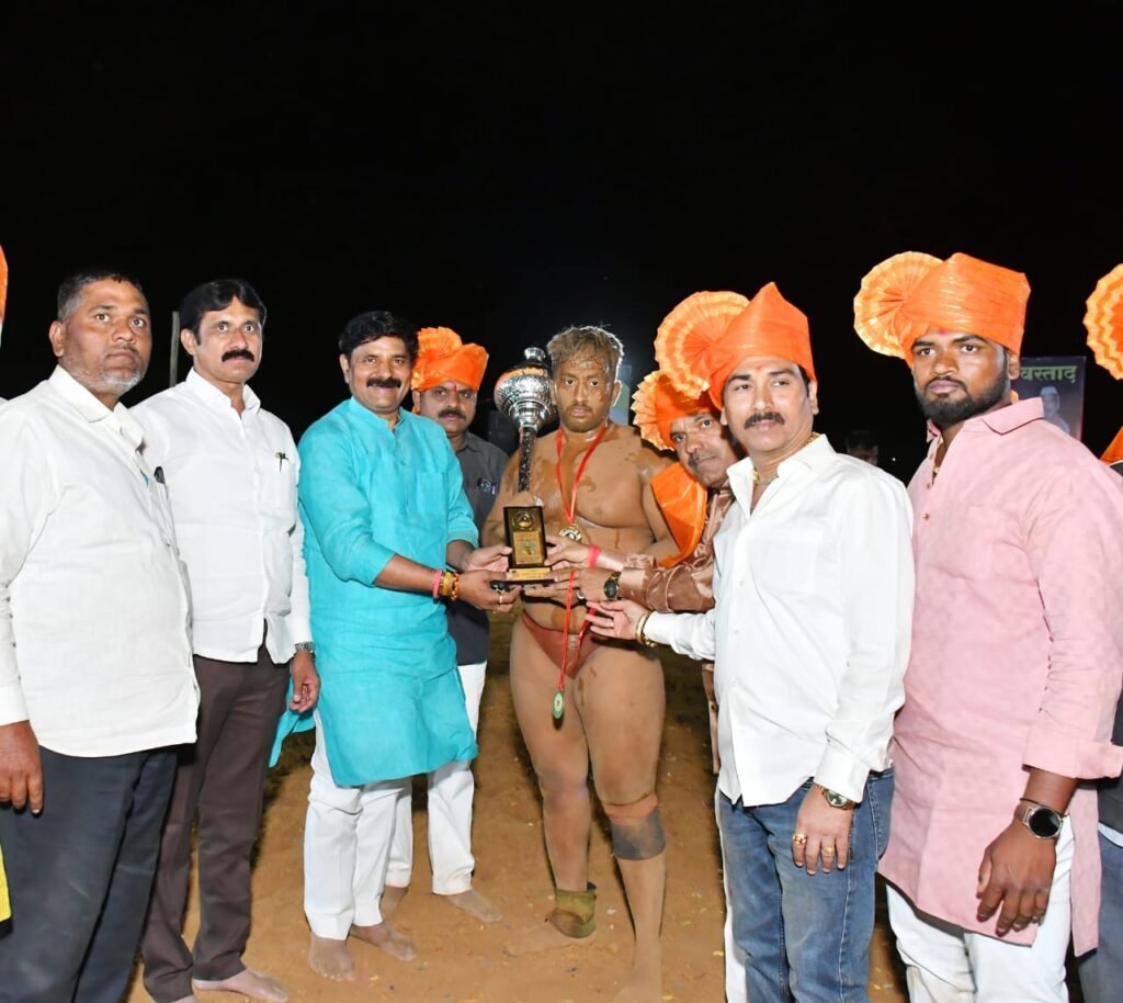 वडगावपीर (ता.आंबेगाव ) येथे हिंदू मुस्लिम ऐक्याचे प्रतिक असलेल्या श्री.पीरसाहेब-हजरत दावल मलिक पीर दर्गा शरीफ यात्रेनिमित्त भव्य कुस्त्यांचा जंगी आखाडा झाला संपन्न !! img 20260315 wa0199