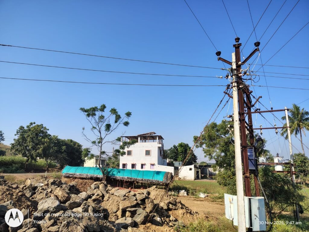 खडकवाडी (ता.आंबेगाव) येथील पांडूरंग महादू वाळूंज यांच्या शेतातील डिपी व विद्युत खांब त्वरीत हटवण्याची मागणी !! img 20260316 wa0233