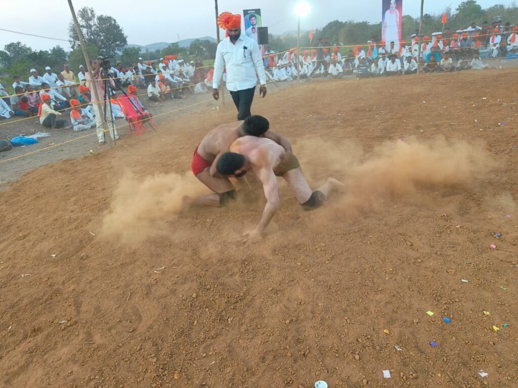 वडगावपीर (ता.आंबेगाव ) येथे हिंदू मुस्लिम ऐक्याचे प्रतिक असलेल्या श्री.पीरसाहेब-हजरत दावल मलिक पीर दर्गा शरीफ यात्रेनिमित्त भव्य कुस्त्यांचा जंगी आखाडा झाला संपन्न !! motion photo 1974491133129985829