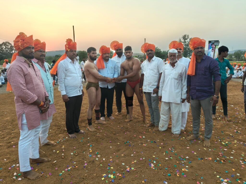 वडगावपीर (ता.आंबेगाव ) येथे हिंदू मुस्लिम ऐक्याचे प्रतिक असलेल्या श्री.पीरसाहेब-हजरत दावल मलिक पीर दर्गा शरीफ यात्रेनिमित्त भव्य कुस्त्यांचा जंगी आखाडा झाला संपन्न !! motion photo 1994122415623448876