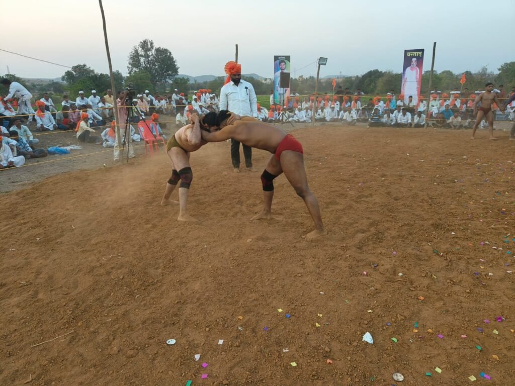 वडगावपीर (ता.आंबेगाव ) येथे हिंदू मुस्लिम ऐक्याचे प्रतिक असलेल्या श्री.पीरसाहेब-हजरत दावल मलिक पीर दर्गा शरीफ यात्रेनिमित्त भव्य कुस्त्यांचा जंगी आखाडा झाला संपन्न !! motion photo 3335421182968832989