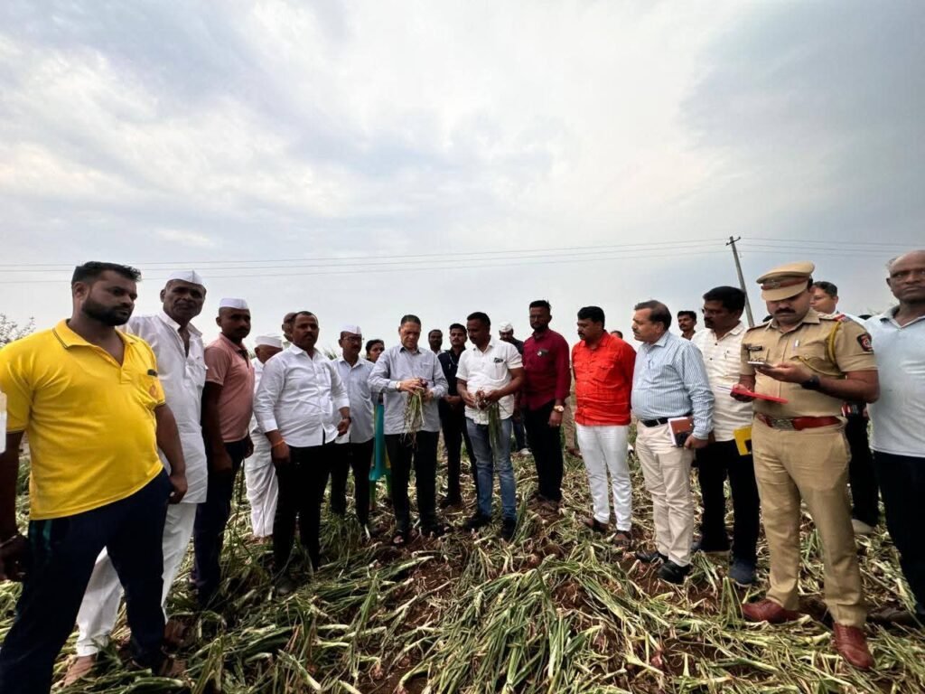मा.मंत्री दिलीप वळसे-पाटील यांची नुकसानग्रस्त भागाला भेट; शेतकऱ्यांना दिलासा !! fb img 1775202515448