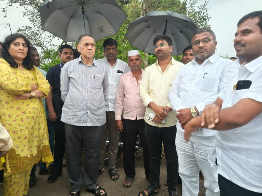 मा.मंत्री दिलीप वळसे-पाटील यांची नुकसानग्रस्त भागाला भेट; शेतकऱ्यांना दिलासा !! motion photo 6961063478618348874