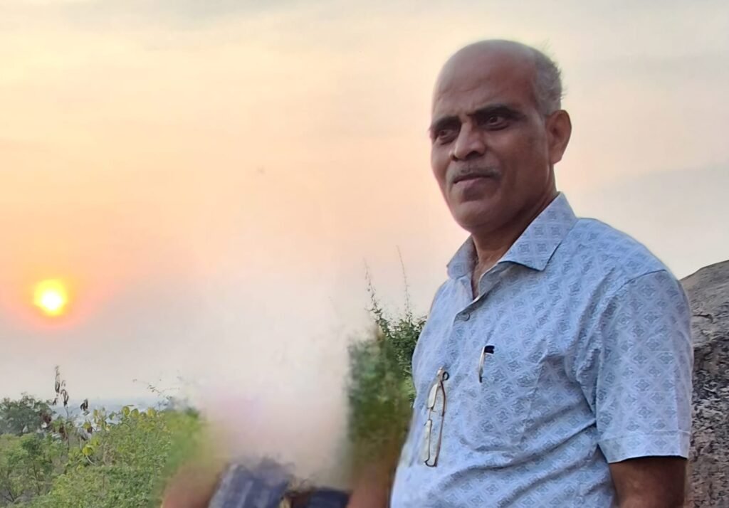 मधमाशीची दृष्टी ठेवा,फुलांची काहीच कमी नाही - मधमाशींच्या पोळयांसाठी मित्रांनो कोणतीच रोजगार हमी नाही !! 1009498163