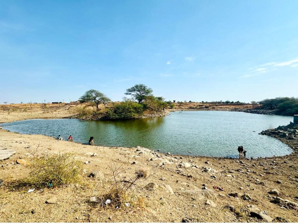 शिरदाळे गावची जलवाहिनी म्हणून ओळख असलेल्या गाव तळ्याच्या पाणी पातळीत लक्षणीय घट !! 1009519906
