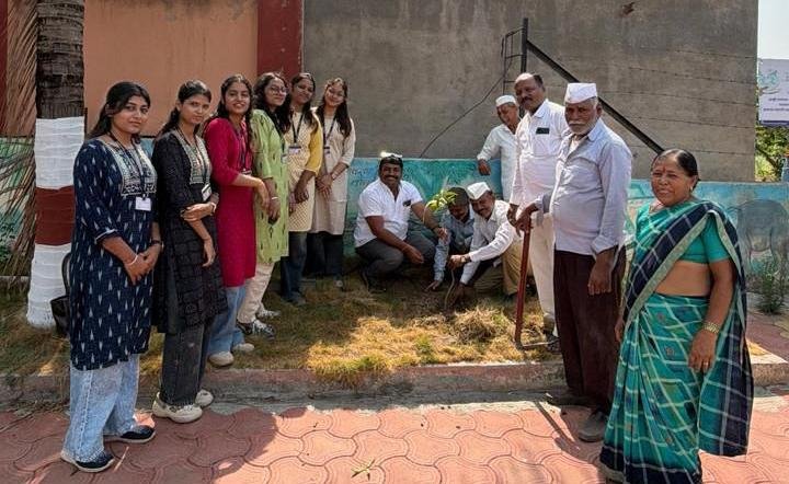 डॉ.डी.वाय.पाटील कॉलेज ऑफ ॲग्रीकल्चर बिझनेस मॅनेजमेंट, आकुर्डी, पुणेच्या विद्यार्थ्यांकडून जवळे (ता.आंबेगाव) गावात वृक्षारोपण उपक्रम उत्साहात संपन्न !! 1009558016