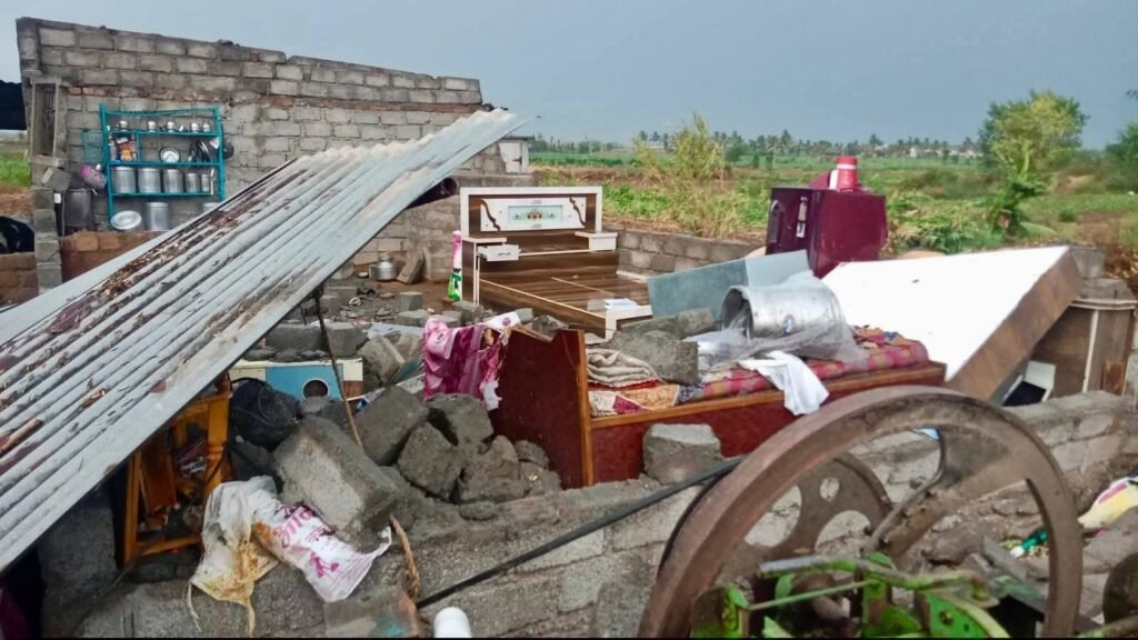 आंबेगाव तालुक्यातील पूर्व भागात मान्सून पूर्व पावसाची जोरदार हजेरी; सोसाट्याच्या वाऱ्यामुळे बळीराजाचे मोठ्या प्रमाणावर नुकसान!! 1009562817