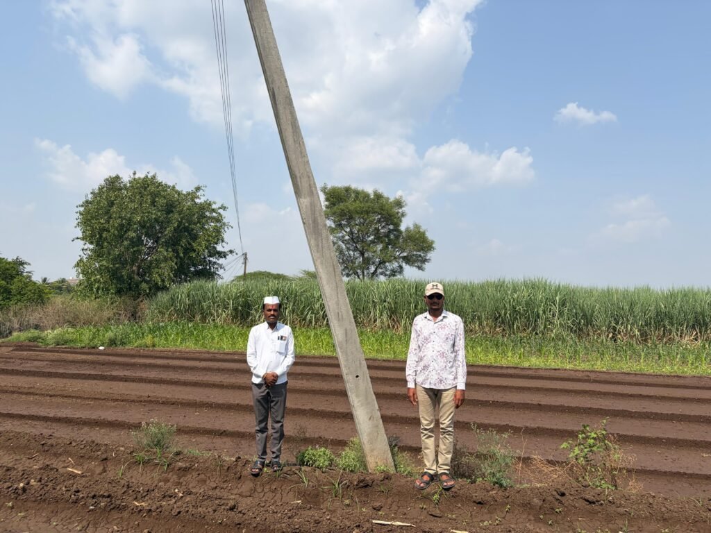 पारगाव (शिंगवे ) येथील विद्युत वाहक खांब बनले आहेत धोकादायक !! 1009726764