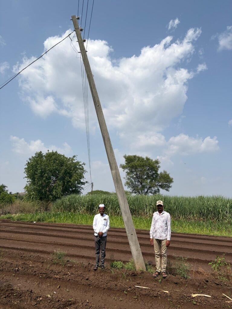 पारगाव (शिंगवे ) येथील विद्युत वाहक खांब बनले आहेत धोकादायक !! 1009726778