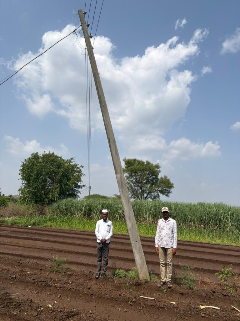 पारगाव (शिंगवे ) येथील विद्युत वाहक खांब बनले आहेत धोकादायक !! 1009726779