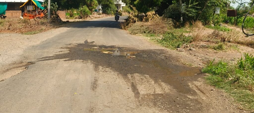 जारकरवाडी येथील लबडेवस्ती विद्युत डीपी जवळ रस्त्यावर पडलेत मोठे खड्डे !! 1009775226