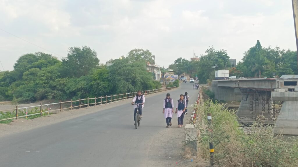 पारगाव (शिंगवे) येथील पुलावर अपघाताचा धोका;घोड नदीवरील पुलाच्या दोन्ही बाजूंना आवश्यक सूचना फलक बसवा - मा. उपसरपंच विठ्ठल ढोबळे यांची मागणी!! 1009908802