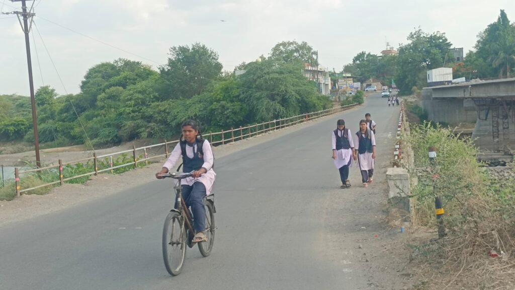 पारगाव (शिंगवे) येथील पुलावर अपघाताचा धोका;घोड नदीवरील पुलाच्या दोन्ही बाजूंना आवश्यक सूचना फलक बसवा - मा. उपसरपंच विठ्ठल ढोबळे यांची मागणी!! 1009908803