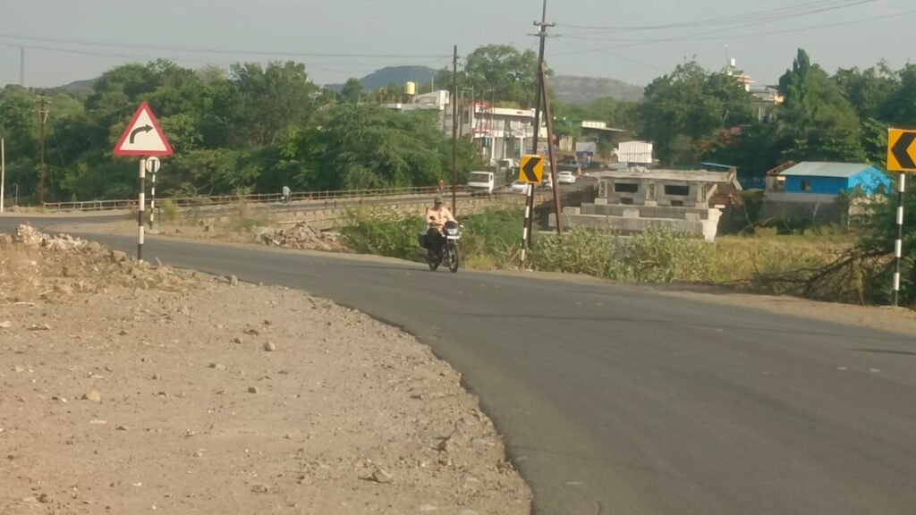 पारगाव (शिंगवे) येथील पुलावर अपघाताचा धोका;घोड नदीवरील पुलाच्या दोन्ही बाजूंना आवश्यक सूचना फलक बसवा - मा. उपसरपंच विठ्ठल ढोबळे यांची मागणी!! 1009908804