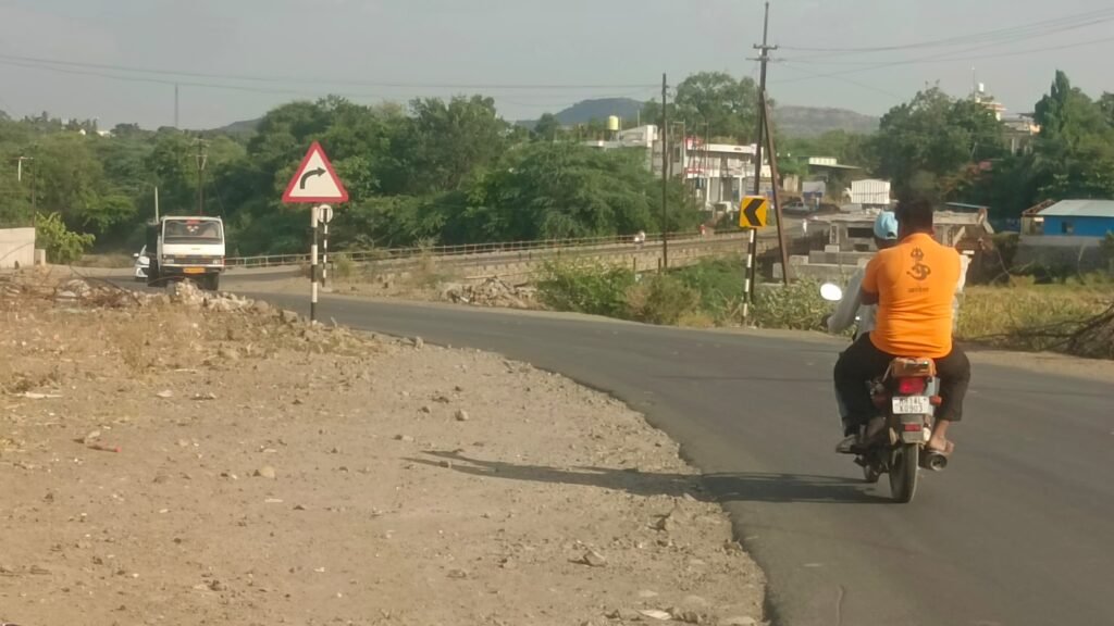 पारगाव (शिंगवे) येथील पुलावर अपघाताचा धोका;घोड नदीवरील पुलाच्या दोन्ही बाजूंना आवश्यक सूचना फलक बसवा - मा. उपसरपंच विठ्ठल ढोबळे यांची मागणी!! 1009908811