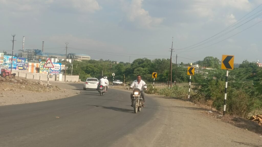पारगाव (शिंगवे) येथील पुलावर अपघाताचा धोका;घोड नदीवरील पुलाच्या दोन्ही बाजूंना आवश्यक सूचना फलक बसवा - मा. उपसरपंच विठ्ठल ढोबळे यांची मागणी!! 1009908815