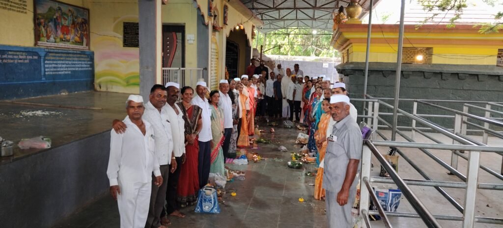 धामणीत खंडोबाला नागीणीच्या पानाचे लेपवन,फळ फुलांची आरास !! 1009987571