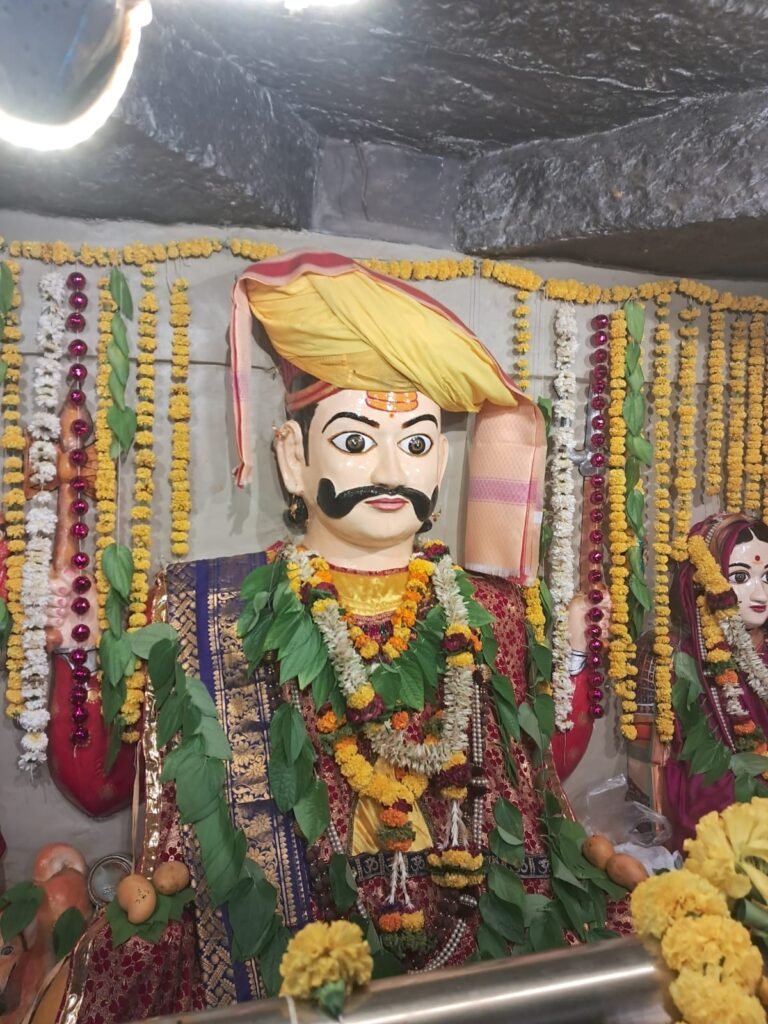 धामणीत खंडोबाला नागीणीच्या पानाचे लेपवन,फळ फुलांची आरास !! 1009987580