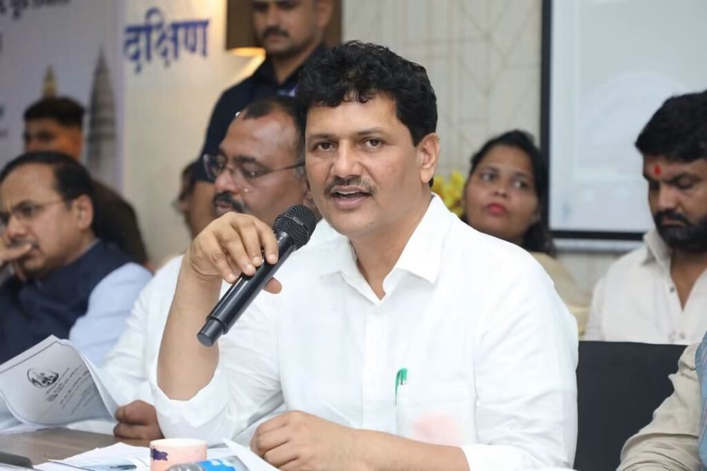 यंदाची आषाढीवारी वारकऱ्यांसाठी अधिक सुरक्षित व आरोग्यदायी होणार; अत्यावश्यक वेळी रुग्णांना मिळणार एअर ॲम्ब्युलन्स सुविधा !! 1010070996