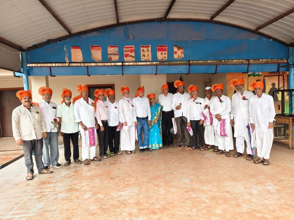 १९६८/६९बॅचचे माजी विद्यार्थी सत्तावन्न वर्षानी भेटले एकत्र !! 1010072616