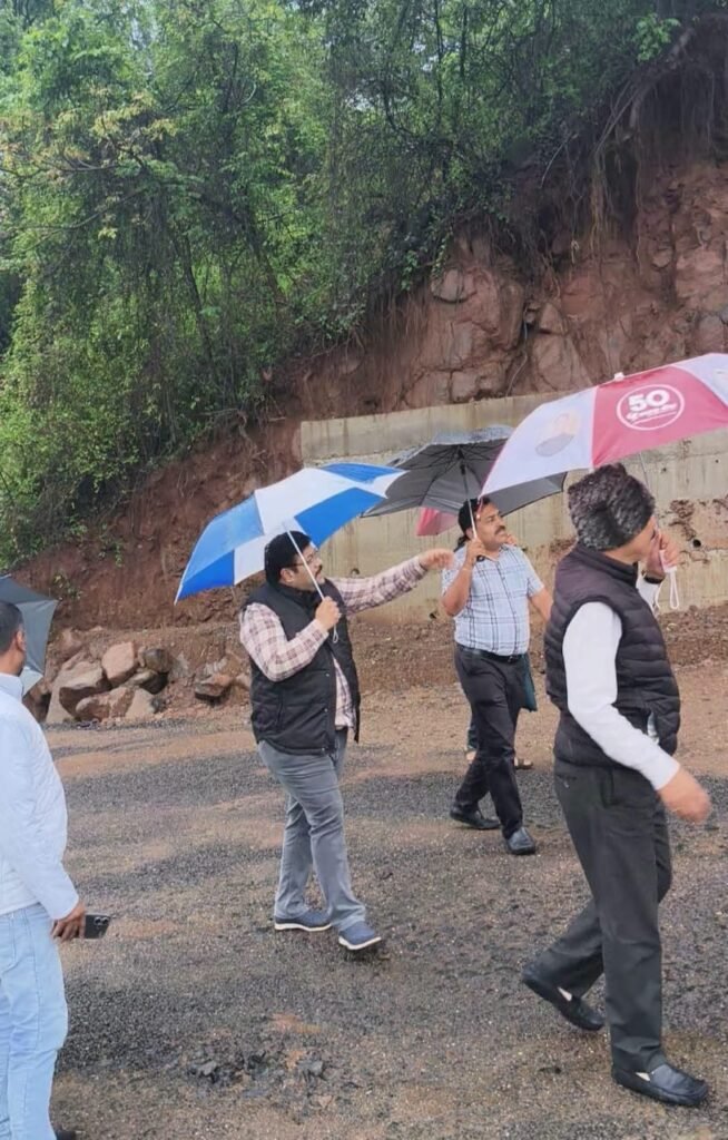 जिल्हा परिषद उपाध्यक्ष विवेक वळसे पाटील यांनी प्रशासकीय अधिकाऱ्यांसमवेत केली आंबेगाव तालुक्यातील पश्चिम भागाची पाहणी !! 1010089503