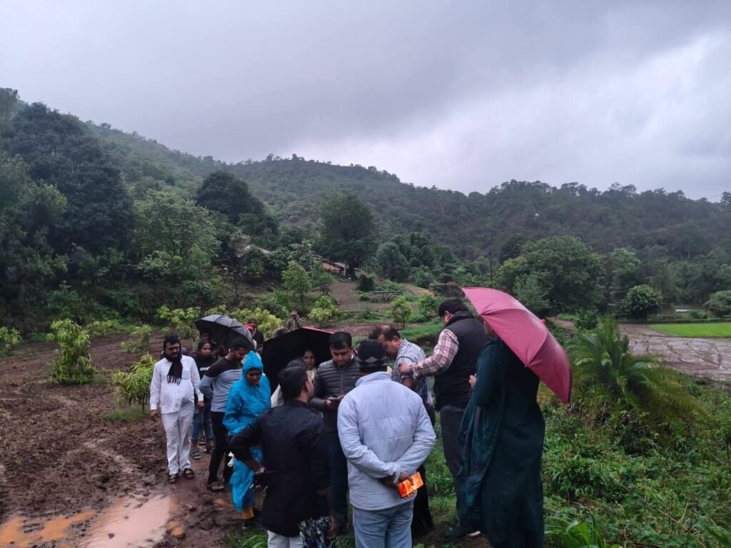 जिल्हा परिषद उपाध्यक्ष विवेक वळसे पाटील यांनी प्रशासकीय अधिकाऱ्यांसमवेत केली आंबेगाव तालुक्यातील पश्चिम भागाची पाहणी !! 1010089505