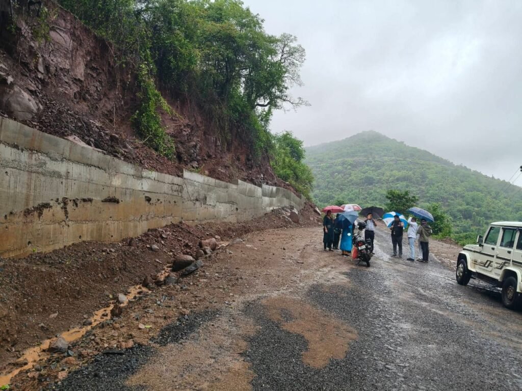 जिल्हा परिषद उपाध्यक्ष विवेक वळसे पाटील यांनी प्रशासकीय अधिकाऱ्यांसमवेत केली आंबेगाव तालुक्यातील पश्चिम भागाची पाहणी !! 1010089506
