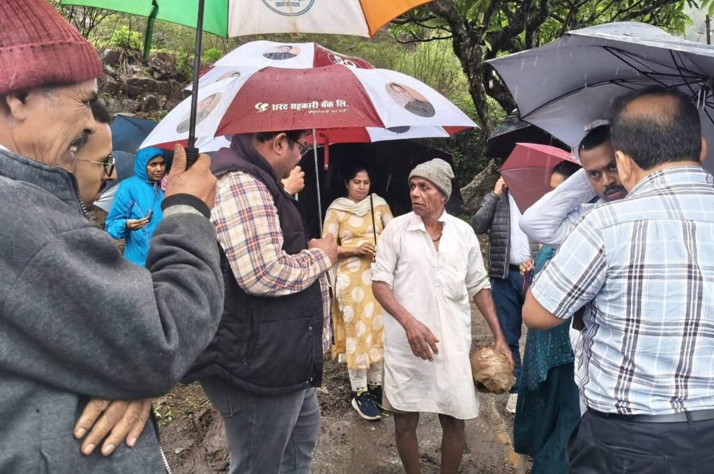जिल्हा परिषद उपाध्यक्ष विवेक वळसे पाटील यांनी प्रशासकीय अधिकाऱ्यांसमवेत केली आंबेगाव तालुक्यातील पश्चिम भागाची पाहणी !! 1010089510