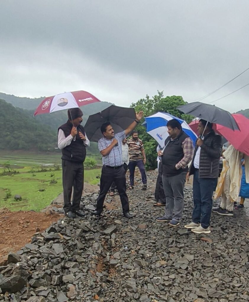 जिल्हा परिषद उपाध्यक्ष विवेक वळसे पाटील यांनी प्रशासकीय अधिकाऱ्यांसमवेत केली आंबेगाव तालुक्यातील पश्चिम भागाची पाहणी !! 1010089516