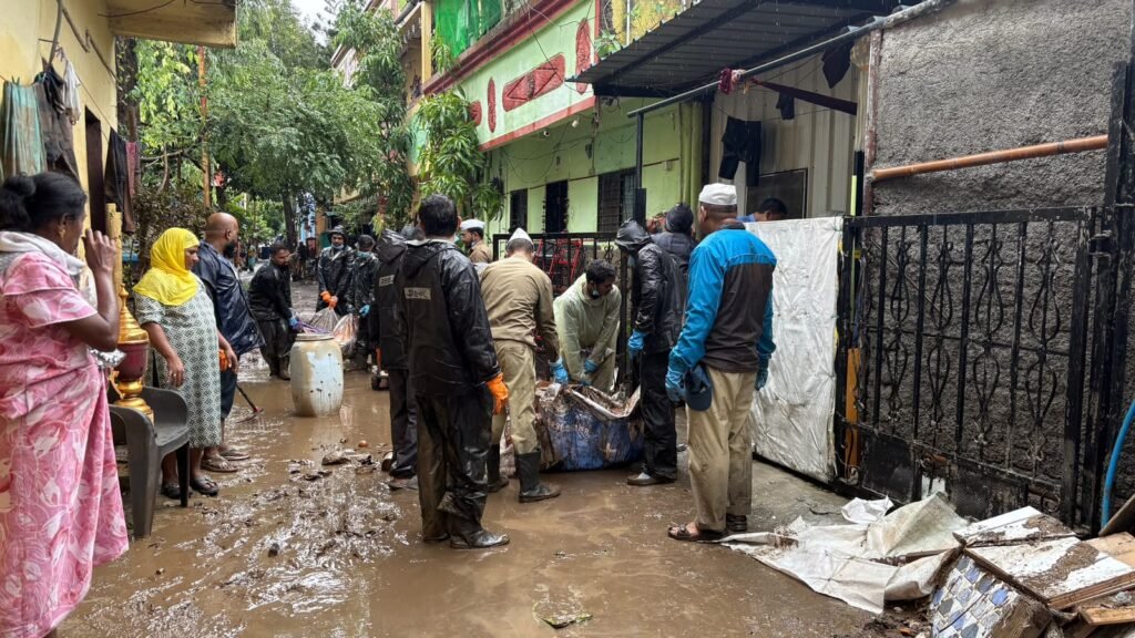 मानवतेचा संदेश देत संत निरंकारी मिशनचे पूरग्रस्तांसाठी मदतकार्य ; पिंपरी-चिंचवडमध्ये स्वच्छता अभियान, गरजूंना अन्नदान…. 1010119145
