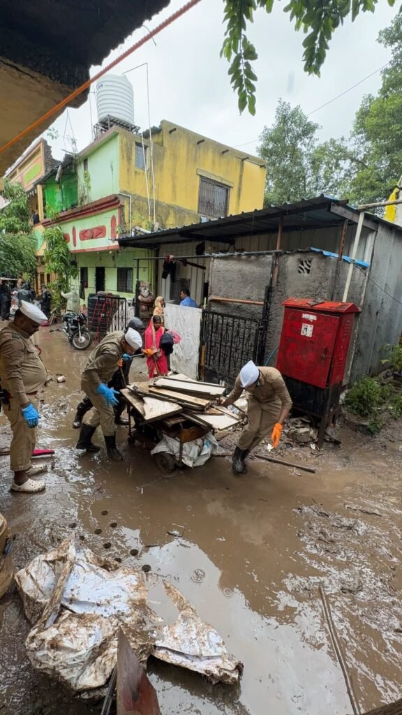 मानवतेचा संदेश देत संत निरंकारी मिशनचे पूरग्रस्तांसाठी मदतकार्य ; पिंपरी-चिंचवडमध्ये स्वच्छता अभियान, गरजूंना अन्नदान…. 1010119146