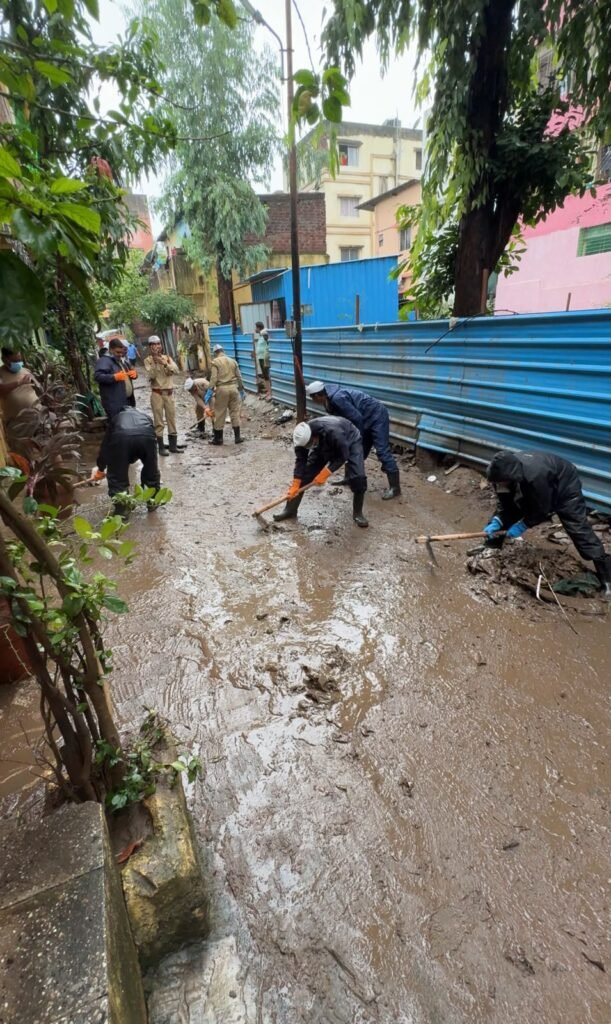 मानवतेचा संदेश देत संत निरंकारी मिशनचे पूरग्रस्तांसाठी मदतकार्य ; पिंपरी-चिंचवडमध्ये स्वच्छता अभियान, गरजूंना अन्नदान…. 1010119150