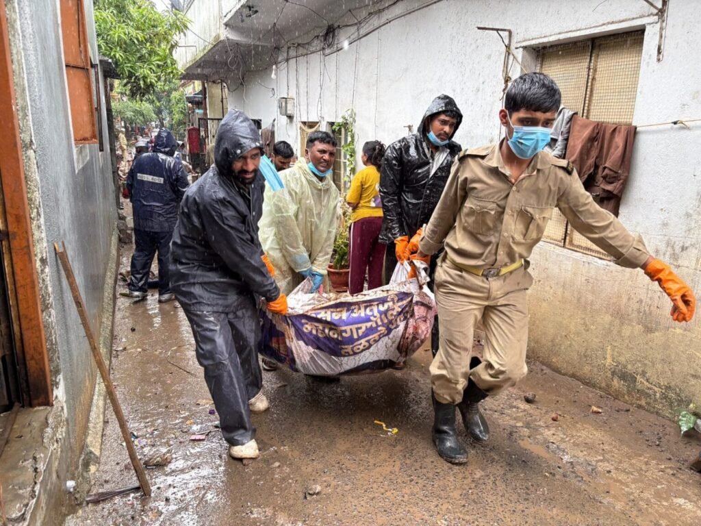 मानवतेचा संदेश देत संत निरंकारी मिशनचे पूरग्रस्तांसाठी मदतकार्य ; पिंपरी-चिंचवडमध्ये स्वच्छता अभियान, गरजूंना अन्नदान…. 1010119153